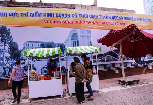 Người dân bắt đầu bán thử nghiệm tại phố hàng rong có sử dụng vỉa hè đầu tiên ở Sài Gòn - Ảnh 4. Người dân bắt đầu bán thử nghiệm tại phố hàng rong có sử dụng vỉa hè đầu tiên ở Sài Gòn - Ảnh 4.