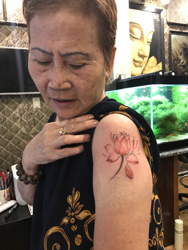 Bà thợ may 71 tuổi mê xăm hình ở Sài Gòn: Tôi là người sành điệu, lạc quan nên ai nói gì kệ họ - Ảnh 2.