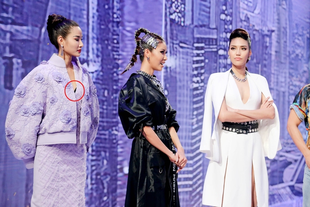 Đồ sộ và công phu, ấy thế mà bộ cánh này diện lên Hoàng Thùy trông lại kỳ khôi khó tả - Ảnh 3. Đồ sộ và công phu, ấy thế mà bộ cánh này diện lên Hoàng Thùy trông lại kỳ khôi khó tả - Ảnh 3.