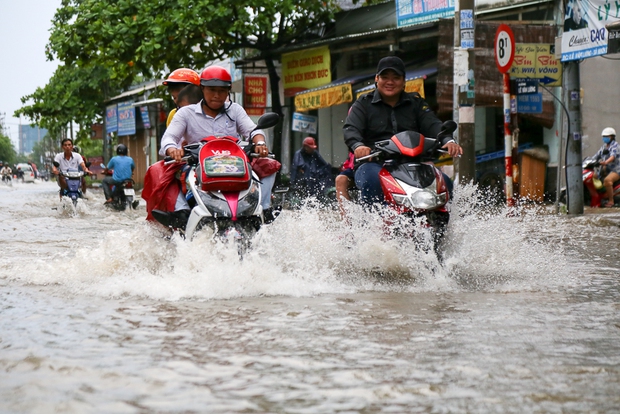 Gần 3km đường biến thành sông vì triều cường, ô tô “quật” trẻ em té ngã giữa dòng nước ở Sài Gòn - Ảnh 3. Gần 3km đường biến thành sông vì triều cường, ô tô “quật” trẻ em té ngã giữa dòng nước ở Sài Gòn - Ảnh 3.