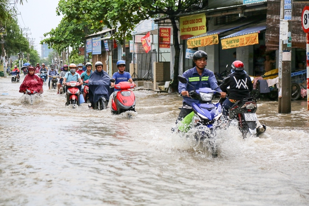 Gần 3km đường biến thành sông vì triều cường, ô tô “quật” trẻ em té ngã giữa dòng nước ở Sài Gòn - Ảnh 2. Gần 3km đường biến thành sông vì triều cường, ô tô “quật” trẻ em té ngã giữa dòng nước ở Sài Gòn - Ảnh 2.