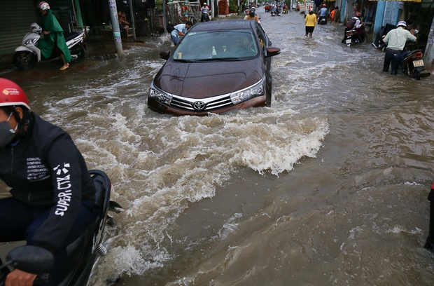 Gần 3km đường biến thành sông vì triều cường, ô tô “quật” trẻ em té ngã giữa dòng nước ở Sài Gòn - Ảnh 15. Gần 3km đường biến thành sông vì triều cường, ô tô “quật” trẻ em té ngã giữa dòng nước ở Sài Gòn - Ảnh 15.