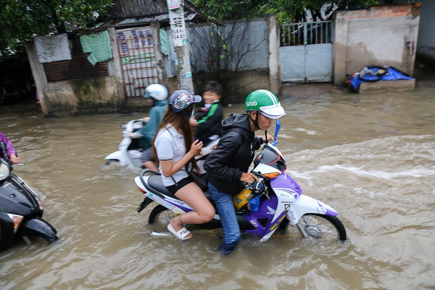 Gần 3km đường biến thành sông vì triều cường, ô tô “quật” trẻ em té ngã giữa dòng nước ở Sài Gòn - Ảnh 6. Gần 3km đường biến thành sông vì triều cường, ô tô “quật” trẻ em té ngã giữa dòng nước ở Sài Gòn - Ảnh 6.