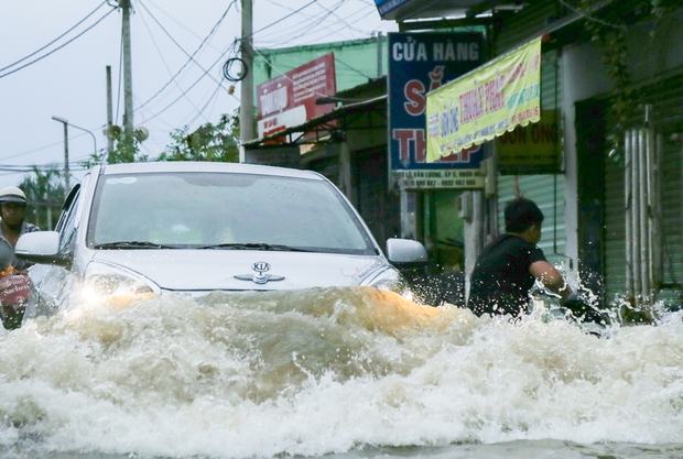 Gần 3km đường biến thành sông vì triều cường, ô tô “quật” trẻ em té ngã giữa dòng nước ở Sài Gòn - Ảnh 13. Gần 3km đường biến thành sông vì triều cường, ô tô “quật” trẻ em té ngã giữa dòng nước ở Sài Gòn - Ảnh 13.