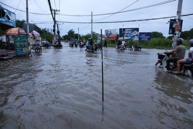 Gần 3km đường biến thành sông vì triều cường, ô tô “quật” trẻ em té ngã giữa dòng nước ở Sài Gòn - Ảnh 4. Gần 3km đường biến thành sông vì triều cường, ô tô “quật” trẻ em té ngã giữa dòng nước ở Sài Gòn - Ảnh 4.