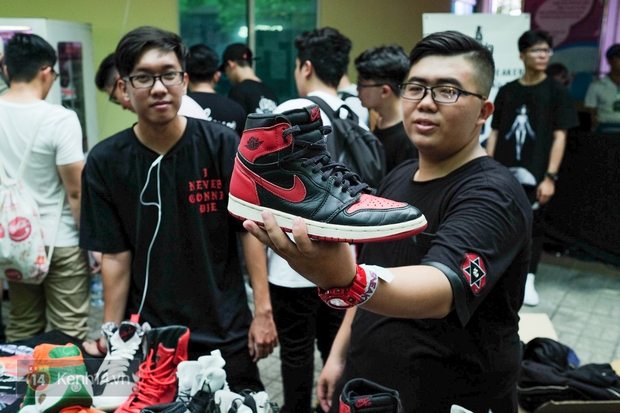 Sài Gòn: Cận cảnh sự kiện lớn nhất năm về giày sneaker đang thu hút hàng ngàn bạn trẻ đến tham dự! - Ảnh 11.