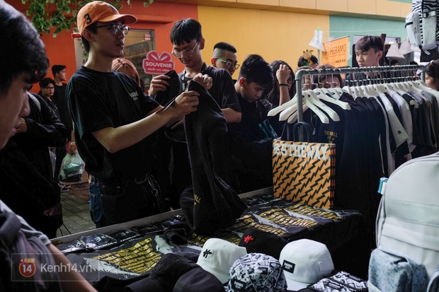 Sài Gòn: Cận cảnh sự kiện lớn nhất năm về giày sneaker đang thu hút hàng ngàn bạn trẻ đến tham dự! - Ảnh 17.