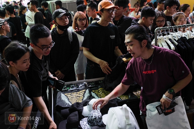 Sài Gòn: Cận cảnh sự kiện lớn nhất năm về giày sneaker đang thu hút hàng ngàn bạn trẻ đến tham dự! - Ảnh 18.