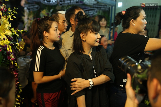 Nghệ sĩ Cát Phượng, vợ chồng Ốc Thanh Vân,... tới viếng danh hài Khánh Nam trong ngày thứ 2 tổ chức tang lễ - Ảnh 3. Nghệ sĩ Cát Phượng, vợ chồng Ốc Thanh Vân,... tới viếng danh hài Khánh Nam trong ngày thứ 2 tổ chức tang lễ - Ảnh 3.