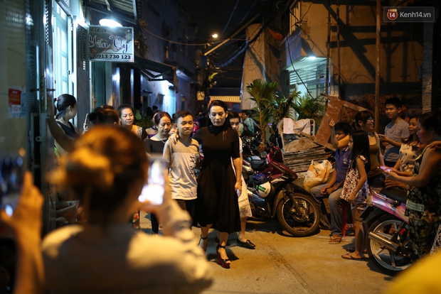 Nghệ sĩ Cát Phượng, vợ chồng Ốc Thanh Vân,... tới viếng danh hài Khánh Nam trong ngày thứ 2 tổ chức tang lễ - Ảnh 4. Nghệ sĩ Cát Phượng, vợ chồng Ốc Thanh Vân,... tới viếng danh hài Khánh Nam trong ngày thứ 2 tổ chức tang lễ - Ảnh 4.