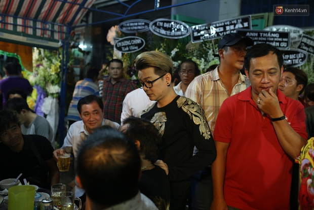 Nghệ sĩ Cát Phượng, vợ chồng Ốc Thanh Vân,... tới viếng danh hài Khánh Nam trong ngày thứ 2 tổ chức tang lễ - Ảnh 5. Nghệ sĩ Cát Phượng, vợ chồng Ốc Thanh Vân,... tới viếng danh hài Khánh Nam trong ngày thứ 2 tổ chức tang lễ - Ảnh 5.