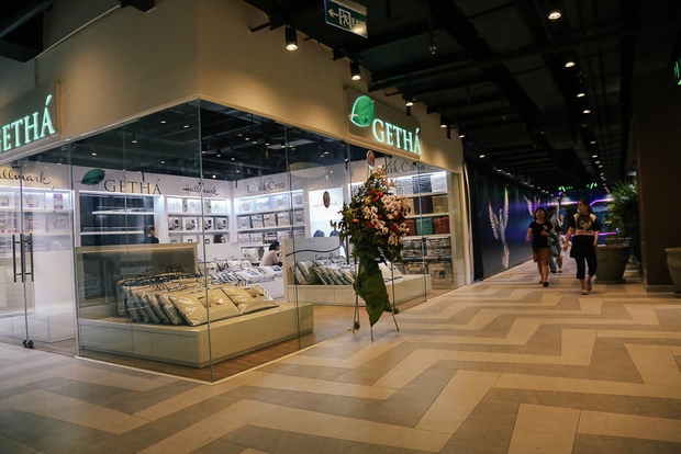 Sau 20 năm bỏ hoang với những lời đồn đoán rùng rợn, Thuận Kiều Plaza đã hồi sinh và sầm uất đến nhường này - Ảnh 12. Sau 20 năm bỏ hoang với những lời đồn đoán rùng rợn, Thuận Kiều Plaza đã hồi sinh và sầm uất đến nhường này - Ảnh 12.