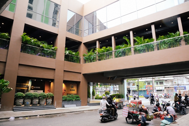 Sau 20 năm bỏ hoang với những lời đồn đoán rùng rợn, Thuận Kiều Plaza đã hồi sinh và sầm uất đến nhường này - Ảnh 3. Sau 20 năm bỏ hoang với những lời đồn đoán rùng rợn, Thuận Kiều Plaza đã hồi sinh và sầm uất đến nhường này - Ảnh 3.
