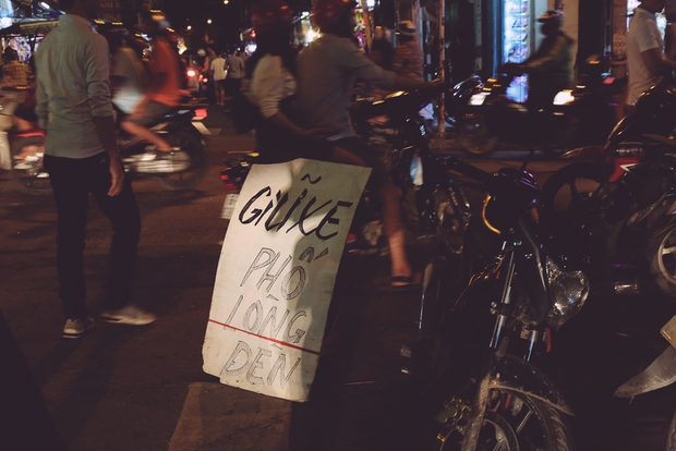 Phố lồng đèn ở Sài Gòn bắt đầu nhộn nhịp, nhiều điểm giữ xe tự phát chặt chém giá 40.000 đồng/lượt - Ảnh 6.