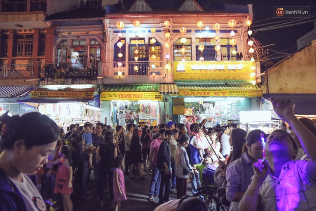 Chùm ảnh: Cảnh tượng đông đúc đến nghẹt thở tại Hà Nội và Sài Gòn trước thềm Trung thu - Ảnh 24. Chùm ảnh: Cảnh tượng đông đúc đến nghẹt thở tại Hà Nội và Sài Gòn trước thềm Trung thu - Ảnh 24.