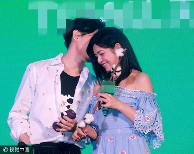 Một năm sau ngày cưới, Trần Hiểu - Trần Nghiên Hy mới chịu đứng chung sân khấu một cách tình tứ - Ảnh 3. Một năm sau ngày cưới, Trần Hiểu - Trần Nghiên Hy mới chịu đứng chung sân khấu một cách tình tứ - Ảnh 3.