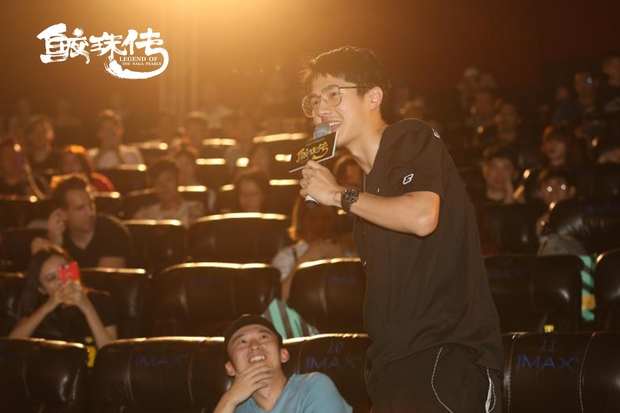 Chưa đủ tuổi vị thành niên, Vương Tuấn Khải (TFBoys) được đàn anh chăm sóc tận tình khi đi xem phim có cảnh hot - Ảnh 4. Chưa đủ tuổi vị thành niên, Vương Tuấn Khải (TFBoys) được đàn anh chăm sóc tận tình khi đi xem phim có cảnh hot - Ảnh 4.