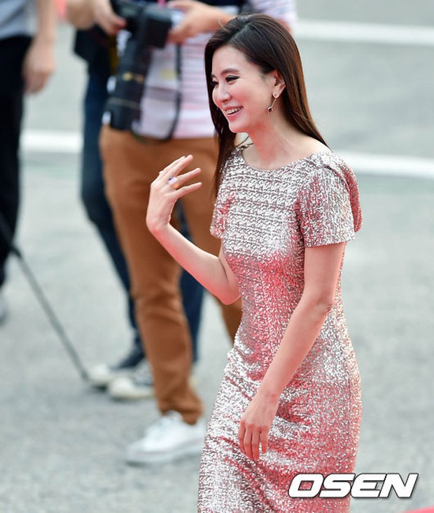 Thảm đỏ Oscar Hàn Quốc: Hoa hậu Hàn đẹp nhất thế giới đẹp xuất sắc, nữ idol bỗng bật lên vì quá xinh - Ảnh 16.