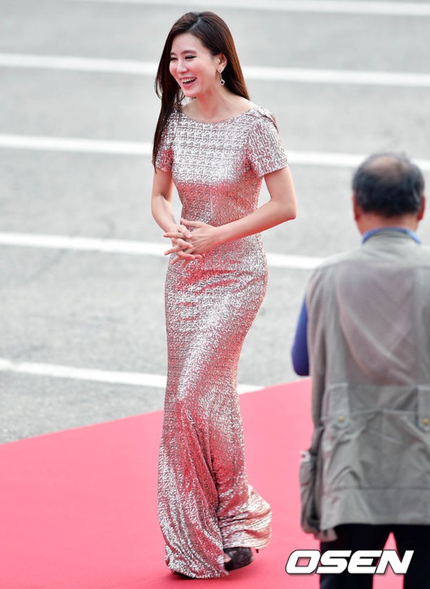 Thảm đỏ Oscar Hàn Quốc: Hoa hậu Hàn đẹp nhất thế giới đẹp xuất sắc, nữ idol bỗng bật lên vì quá xinh - Ảnh 15.