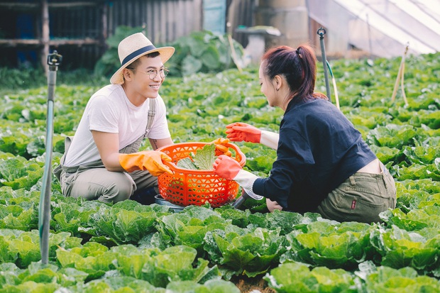 Không còn sầu muộn, Mai Tiến Dũng đầy tươi trẻ khi nhá hàng cảnh làm nông đáng yêu trong MV mới - Ảnh 7.