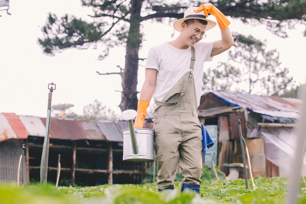 Không còn sầu muộn, Mai Tiến Dũng đầy tươi trẻ khi nhá hàng cảnh làm nông đáng yêu trong MV mới - Ảnh 3.