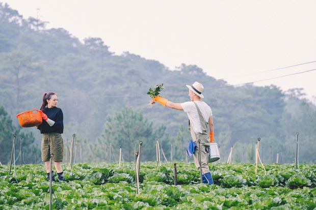 Không còn sầu muộn, Mai Tiến Dũng đầy tươi trẻ khi nhá hàng cảnh làm nông đáng yêu trong MV mới - Ảnh 8.