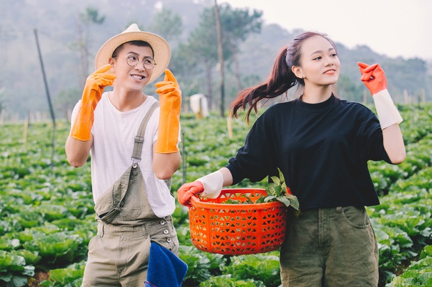 Không còn sầu muộn, Mai Tiến Dũng đầy tươi trẻ khi nhá hàng cảnh làm nông đáng yêu trong MV mới - Ảnh 9.