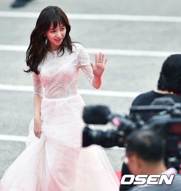 Thảm đỏ Oscar Hàn Quốc: Hoa hậu Hàn đẹp nhất thế giới đẹp xuất sắc, nữ idol bỗng bật lên vì quá xinh - Ảnh 17.