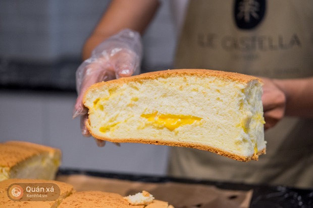 Bánh bông lan phô mai - món lạ quen thuộc đang đại náo phố đi bộ Nguyễn Huệ - Ảnh 1. Bánh bông lan phô mai - món lạ quen thuộc đang đại náo phố đi bộ Nguyễn Huệ - Ảnh 1.