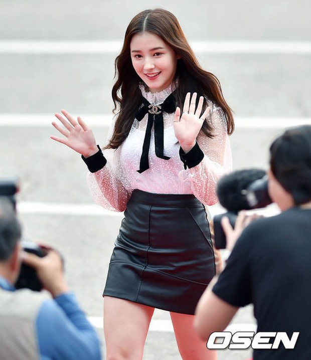 Thảm đỏ Oscar Hàn Quốc: Hoa hậu Hàn đẹp nhất thế giới đẹp xuất sắc, nữ idol bỗng bật lên vì quá xinh - Ảnh 6.