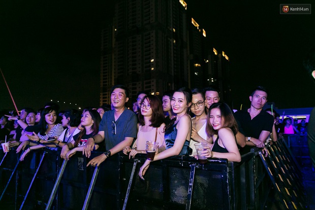 Những cô nàng sexy nhất Sài Gòn đều đi xem đêm diễn The Chainsmokers hôm qua! - Ảnh 8. Những cô nàng sexy nhất Sài Gòn đều đi xem đêm diễn The Chainsmokers hôm qua! - Ảnh 8.