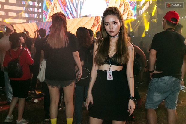 Những cô nàng sexy nhất Sài Gòn đều đi xem đêm diễn The Chainsmokers hôm qua! - Ảnh 2. Những cô nàng sexy nhất Sài Gòn đều đi xem đêm diễn The Chainsmokers hôm qua! - Ảnh 2.