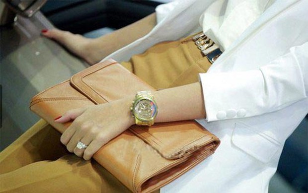 Điểm danh những chiếc nhẫn cưới có trị giá khủng của cặp đôi sao Việt - Ảnh 7. Điểm danh những chiếc nhẫn cưới có trị giá khủng của cặp đôi sao Việt - Ảnh 7.