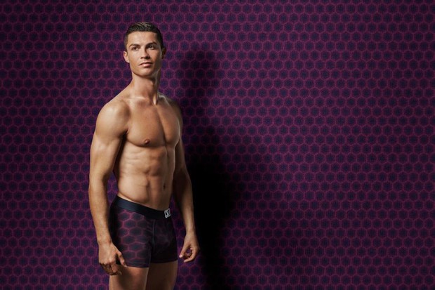 Ronaldo khoe body 6 múi, đốt mắt fan nữ - Ảnh 2. Ronaldo khoe body 6 múi, đốt mắt fan nữ - Ảnh 2.