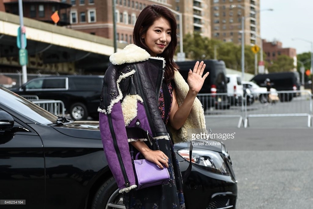 Park Shin Hye váy vóc điệu đà, Jessica Jung kín cổng cao tường tham dự NYFW - Ảnh 6. Park Shin Hye váy vóc điệu đà, Jessica Jung kín cổng cao tường tham dự NYFW - Ảnh 6.