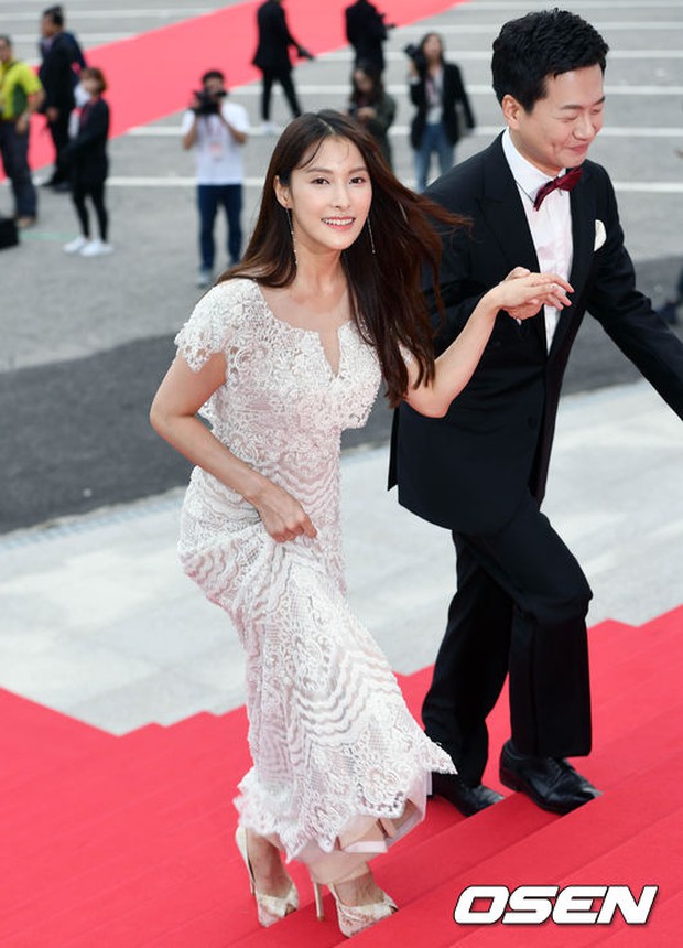 Thảm đỏ Oscar Hàn Quốc: Hoa hậu Hàn đẹp nhất thế giới đẹp xuất sắc, nữ idol bỗng bật lên vì quá xinh - Ảnh 10.