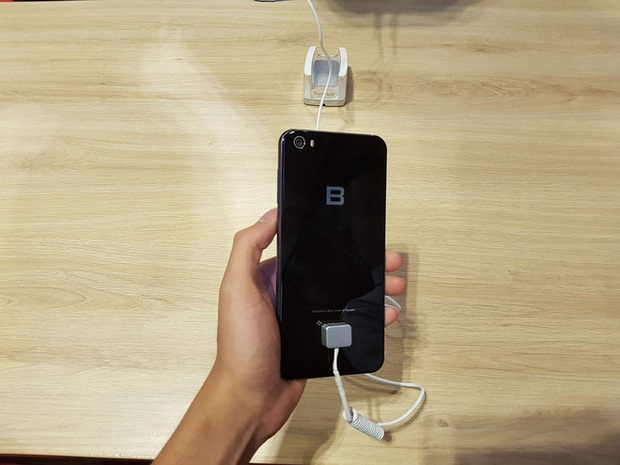 Trên tay nhanh Bphone 2017 vừa ra mắt: thiết kế không thực sự nổi trội! - Ảnh 2. Trên tay nhanh Bphone 2017 vừa ra mắt: thiết kế không thực sự nổi trội! - Ảnh 2.