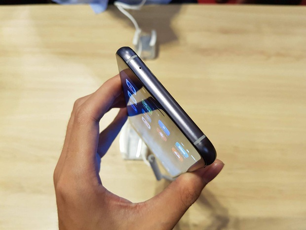 Trên tay nhanh Bphone 2017 vừa ra mắt: thiết kế không thực sự nổi trội! - Ảnh 5. Trên tay nhanh Bphone 2017 vừa ra mắt: thiết kế không thực sự nổi trội! - Ảnh 5.