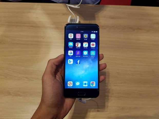 Trên tay nhanh Bphone 2017 vừa ra mắt: thiết kế không thực sự nổi trội! - Ảnh 3. Trên tay nhanh Bphone 2017 vừa ra mắt: thiết kế không thực sự nổi trội! - Ảnh 3.