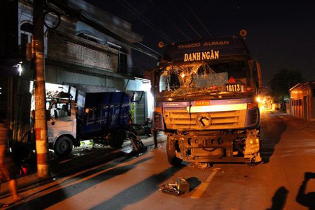 Container húc xe chở rác xuyên thủng nhà dân ở Sài Gòn - Ảnh 1.