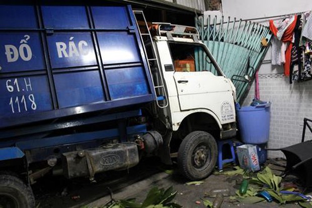 Container húc xe chở rác xuyên thủng nhà dân ở Sài Gòn - Ảnh 3.