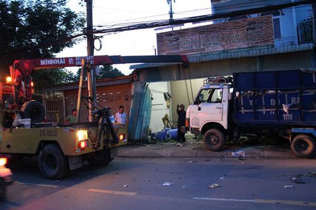 Container húc xe chở rác xuyên thủng nhà dân ở Sài Gòn - Ảnh 4.