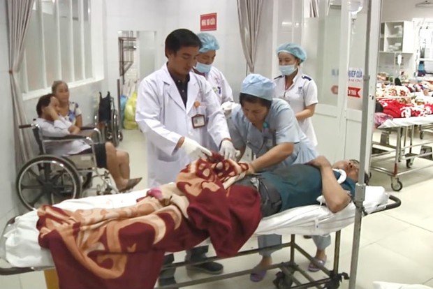 Với tay đóng cửa, nam công nhân đứt lìa 4 ngón tay - Ảnh 1.