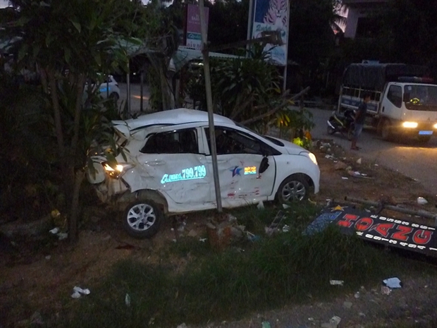 Xe taxi hư hỏng nặng sau vụ tai nạn. Ảnh: Diệp Bảo Sương