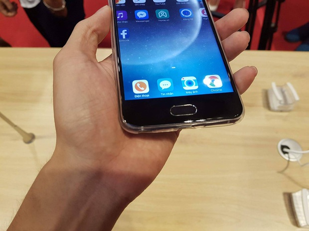 Thật không thể tin được! Bphone 2017 đeo vừa ốp lưng với iPhone 7 Plus - Ảnh 2. Thật không thể tin được! Bphone 2017 đeo vừa ốp lưng với iPhone 7 Plus - Ảnh 2.