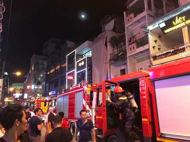 Người dân và du khách ở phố Tây Bùi Viện nhốn nháo vì cháy nhà trong hẻm, nhiều tuyến đường bị cắt điện - Ảnh 4. Người dân và du khách ở phố Tây Bùi Viện nhốn nháo vì cháy nhà trong hẻm, nhiều tuyến đường bị cắt điện - Ảnh 4.