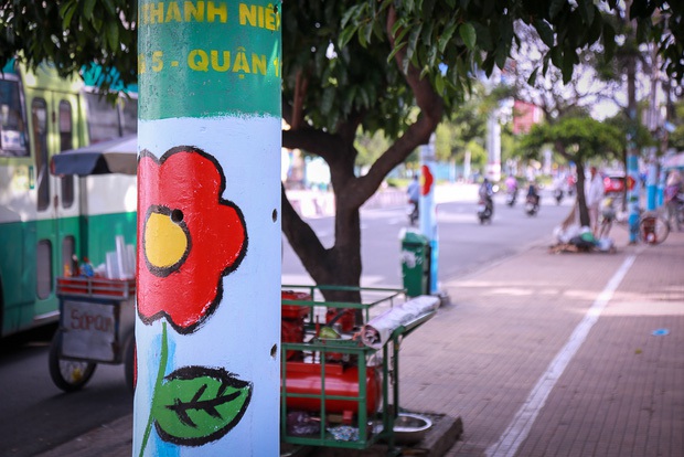Đồng phục hoa trên hàng trăm cây cột điện gây tranh cãi, chuyên gia đô thị và người trong cuộc lên tiếng - Ảnh 4. Đồng phục hoa trên hàng trăm cây cột điện gây tranh cãi, chuyên gia đô thị và người trong cuộc lên tiếng - Ảnh 4.