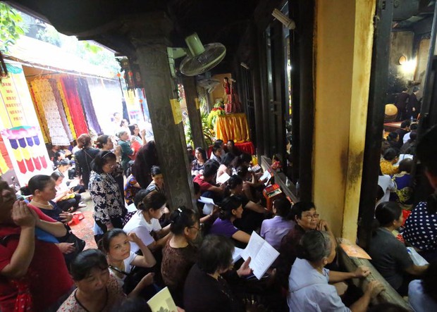 Biển người ngồi dưới lòng đường cầu nguyện trong đại lễ Vu Lan ở chùa Phúc Khánh - Ảnh 1. Biển người ngồi dưới lòng đường cầu nguyện trong đại lễ Vu Lan ở chùa Phúc Khánh - Ảnh 1.