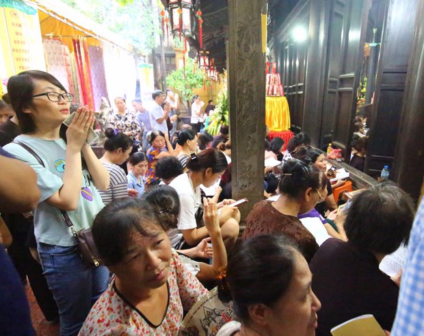 Biển người ngồi dưới lòng đường cầu nguyện trong đại lễ Vu Lan ở chùa Phúc Khánh - Ảnh 2. Biển người ngồi dưới lòng đường cầu nguyện trong đại lễ Vu Lan ở chùa Phúc Khánh - Ảnh 2.