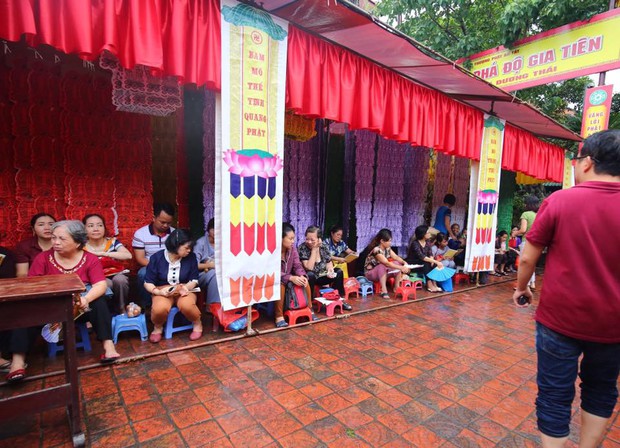 Biển người ngồi dưới lòng đường cầu nguyện trong đại lễ Vu Lan ở chùa Phúc Khánh - Ảnh 3. Biển người ngồi dưới lòng đường cầu nguyện trong đại lễ Vu Lan ở chùa Phúc Khánh - Ảnh 3.